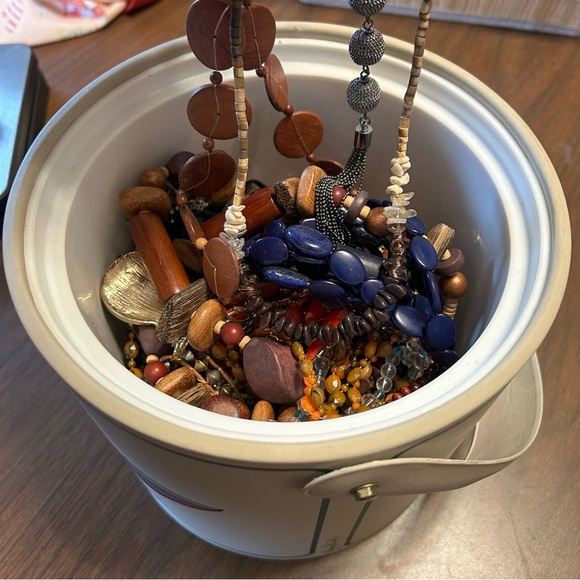 Mystery jewelry bucket - Picture 4 of 9